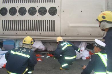 消防戰(zhàn)士利用雙利油壓千斤頂救援被困人員